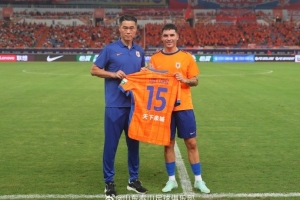 PG电子-比赛赛前，泰山总经理宿茂臻为新援路易斯-洛佩斯颁发15号球衣